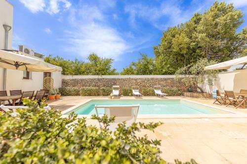 Courtyard with pool