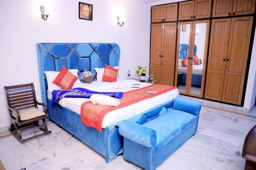 Divine India Service Apartment,2Bhk, D-198,SAKET