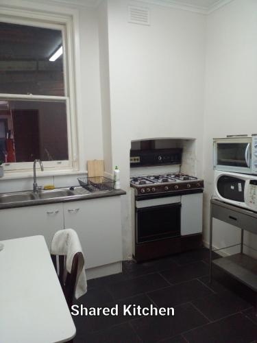 廚房, Fawkner Mansions Heritage Hotel in 普蘭