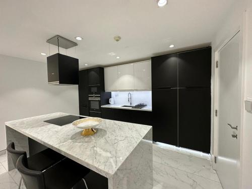STYLISH 2 BEDROOM SERVICE APARTMENT with SEA VIEW, Dubai (foto 5)
