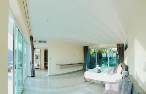 H527 Pattaya pool villa 全新六卧室豪华套房别墅带室外双游泳池 in Khao Talo