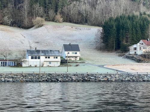 Enesi holiday house in Nordfjordeid