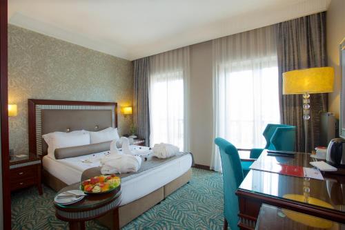 Deluxe Twin Room image 10