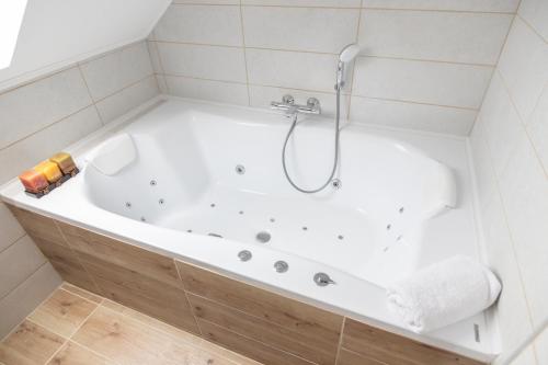 อ่างแช่น้ำร้อน, Villa GreenTree - with Private Pool close to Budapest in เซเกสเฟแฮร์วาร์