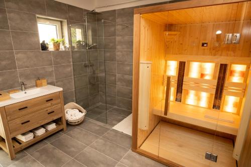 ซาวน่า, Villa GreenTree - with Private Pool close to Budapest in เซเกสเฟแฮร์วาร์