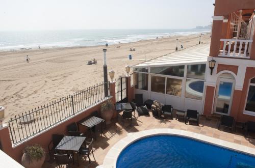Pandangan, Lloyds Beach Club in Torre La Mata