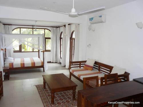 One-Bedroom Apartment room in Apartment pool beach access nearby C221