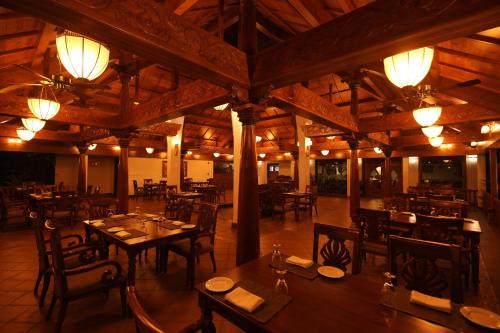 餐廳, Gokulam Grand Resort & Spa Kumarakom in 庫瑪拉孔