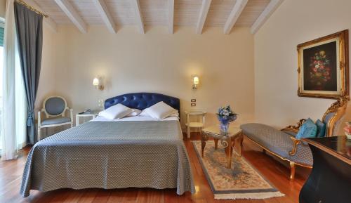 Junior Suite with One Queen Bed and Two Single Beds - Terrace/Sea View/Non-Smoking