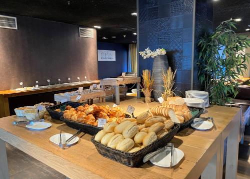 XO Hotels Blue Tower - image 2