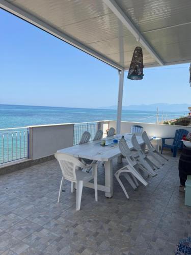 Villa GLORIA intero alloggio sulla spiaggia 8 posti letto 15 minuti da Palermo e 35 da Cefalu