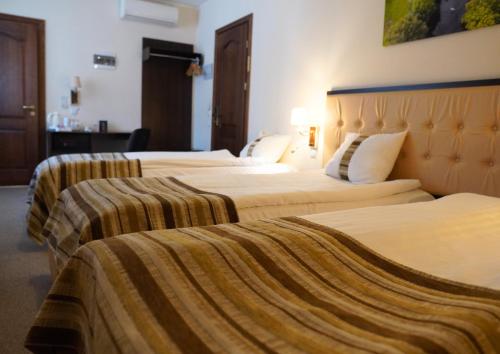 3 twin beds