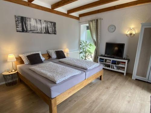 B&B Friedrichskoog - Großes Doppelzimmer mit eigenem Bad und Kühlschrank, frisch saniert - Bed and Breakfast Friedrichskoog