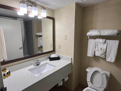 Bathroom, Sky Point Hotel & Suites Atlanta Airport in Atlanta (GA)