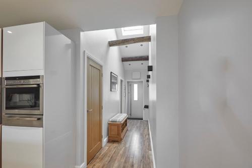 Konyha, Host & Stay - The Old Jail Barber's Shop in Seamer