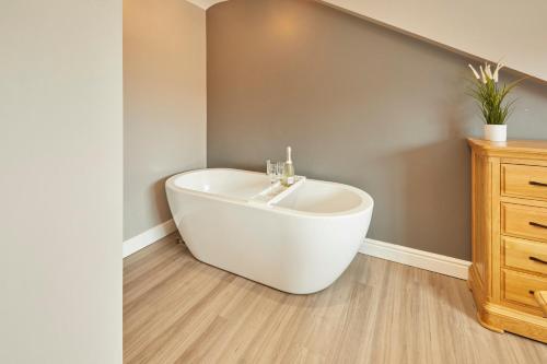 Létesítmények, Host & Stay - The Old Jail Barber's Shop in Seamer