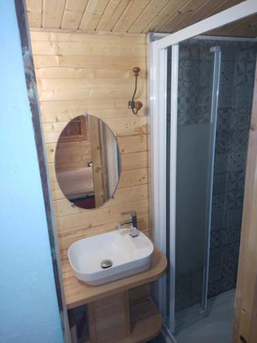 LOU CABANOT CHALET DE JARDIN CALME ET CONFORTABLE in Salsigne