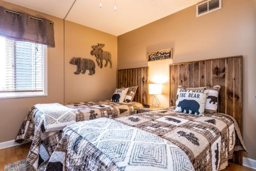 SKY HIGH VIEWS!!-Peak Mountaintop-Outdoor Pool-Close to Downtown-Private Balcony-WiFi-Cable in Gatlinburg, USA