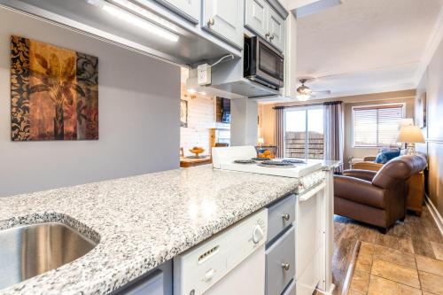 SKY HIGH VIEWS!!-Peak Mountaintop-Outdoor Pool-Close to Downtown-Private Balcony-WiFi-Cable in Gatlinburg, USA