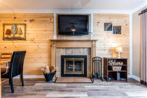 SKY HIGH VIEWS!!-Peak Mountaintop-Outdoor Pool-Close to Downtown-Private Balcony-WiFi-Cable in Gatlinburg, USA