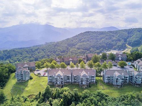 SKY HIGH VIEWS!!-Peak Mountaintop-Outdoor Pool-Close to Downtown-Private Balcony-WiFi-Cable - Apartment - Gatlinburg