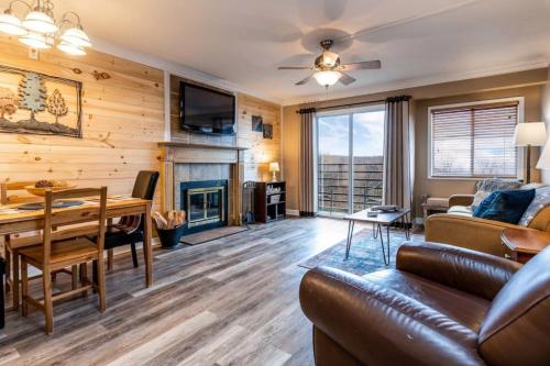 SKY HIGH VIEWS!!-Peak Mountaintop-Outdoor Pool-Close to Downtown-Private Balcony-WiFi-Cable in Gatlinburg, USA