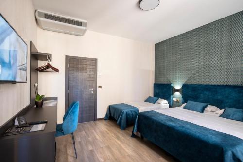 1 king bed, 1 twin bed