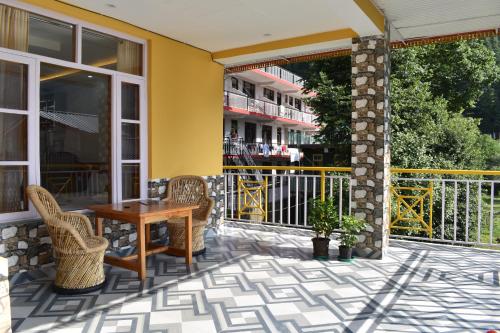 2 Room Apartment with Mountain Views in Dharamkot