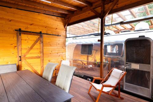 Luxury Vintage Airstream RV/Caravan Retro Charm Meets Comfort in Kiten