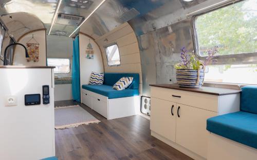 Luxury Vintage Airstream RV/Caravan Retro Charm Meets Comfort in Kiten
