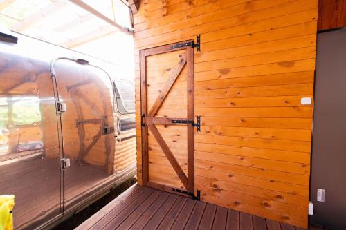 Luxury Vintage Airstream RV/Caravan Retro Charm Meets Comfort in Kiten
