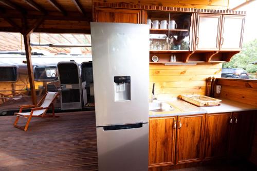 Luxury Vintage Airstream RV/Caravan Retro Charm Meets Comfort in Kiten