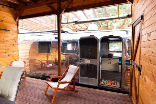 Luxury Vintage Airstream RV/Caravan Retro Charm Meets Comfort in Kiten