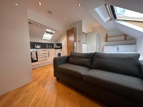 Stunning 1-Bed Studio in Pudsey photo 3