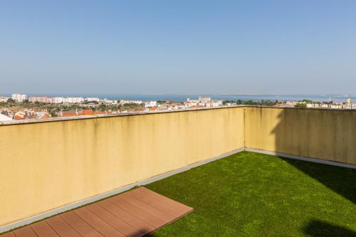 One Bedroom Apartment with Stunning River Views and Private Rooftop!
