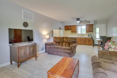 Cozy Youngstown Apartment with Central AandC and Heating in Youngstown, USA