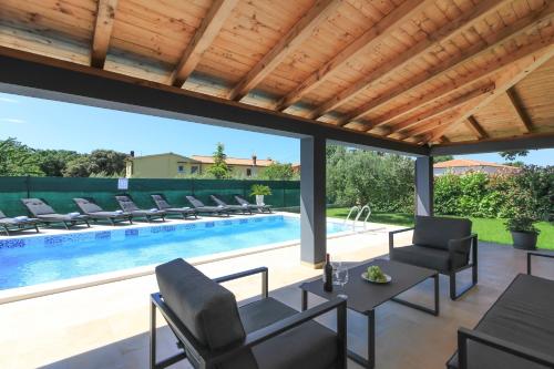 Wonderful villa wit pool surrounded by nature, high level of privacy a few minutes by the beach and town center by car