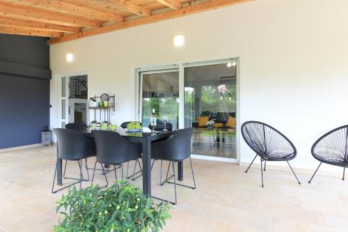 Wonderful villa wit pool surrounded by nature, high level of privacy a few minutes by the beach and town center by car