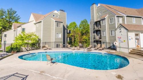 SKY HIGH VIEWS!!-Peak Mountaintop-Outdoor Pool-Close to Downtown-Private Balcony-WiFi-Cable in Gatlinburg, USA