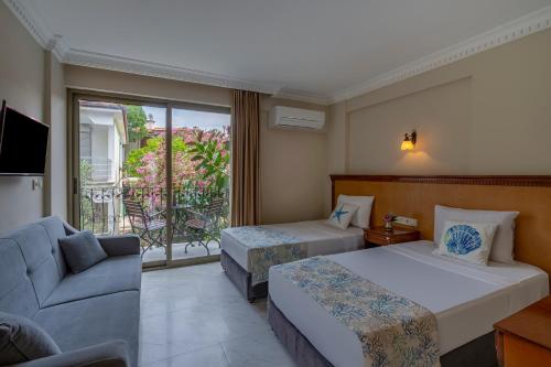 2 twin beds, 1 sofa bed