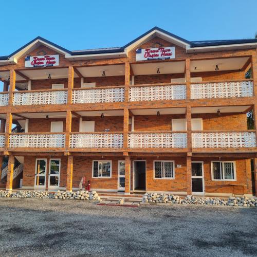 Downtown Virgins Hotel in Elmina