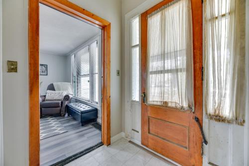 Tonawanda Apartment Steps to Niagara River!