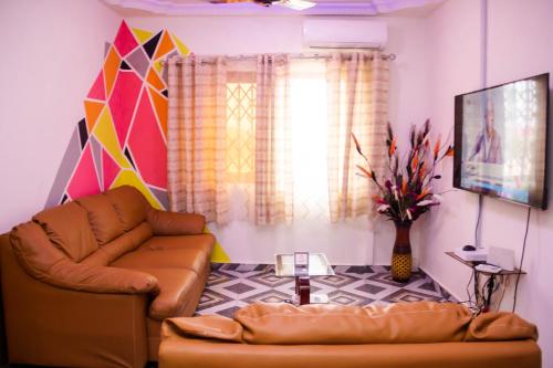 Koplietošanas atpūtas telpa ar TV, We care 4 you lodge in Kasoa