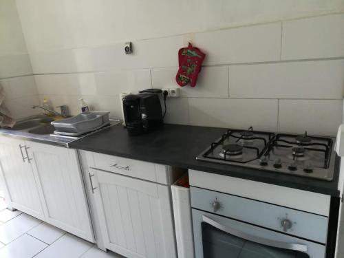 кухня, APPARTEMENT 2 CHAMBRES A POINTE A PITRE in Les Abymes