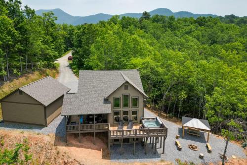 Blue Ridge Mountains Cabin with Hot Tub and Fire Pit!