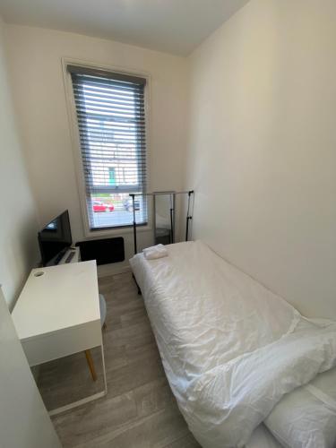 Small Single room walking distance to Hove Station in Hove