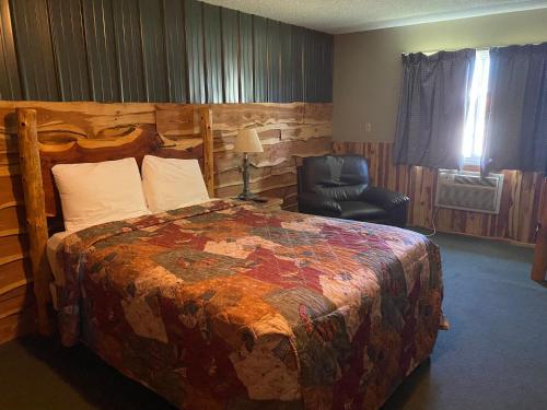 Celebrity Inn - image 2