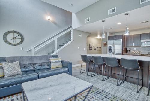 Modern Townhome near Old Town, Breweries, & River! image