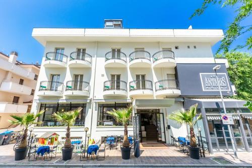 숙소 외관, Hotel Antares in 카톨리카