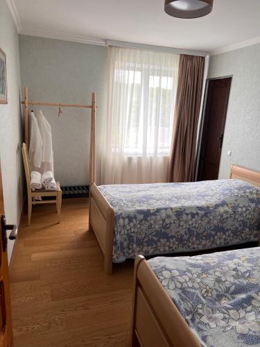2 twin beds